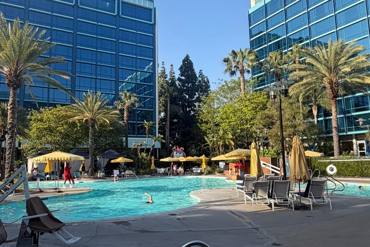Disneyland Hotel — ภาพห้องพักและบรรยากาศ