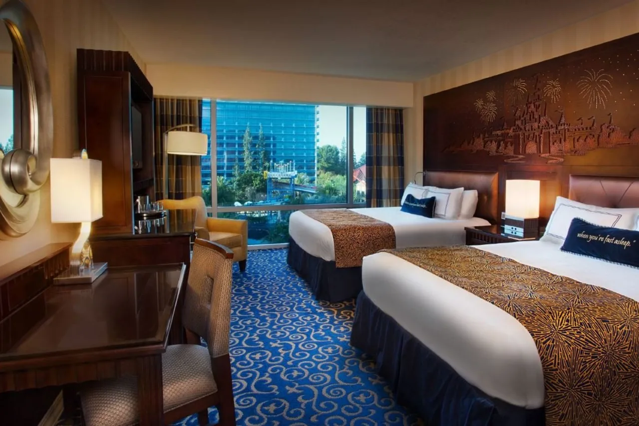 ห้องพักหัวเตียงปราสาท Sleeping Beauty มีไฟที่ Disneyland Hotel