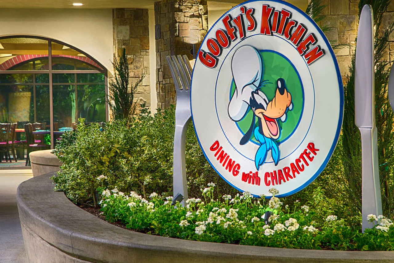ป้าย Goofy's Kitchen character dining ที่ Disneyland Hotel