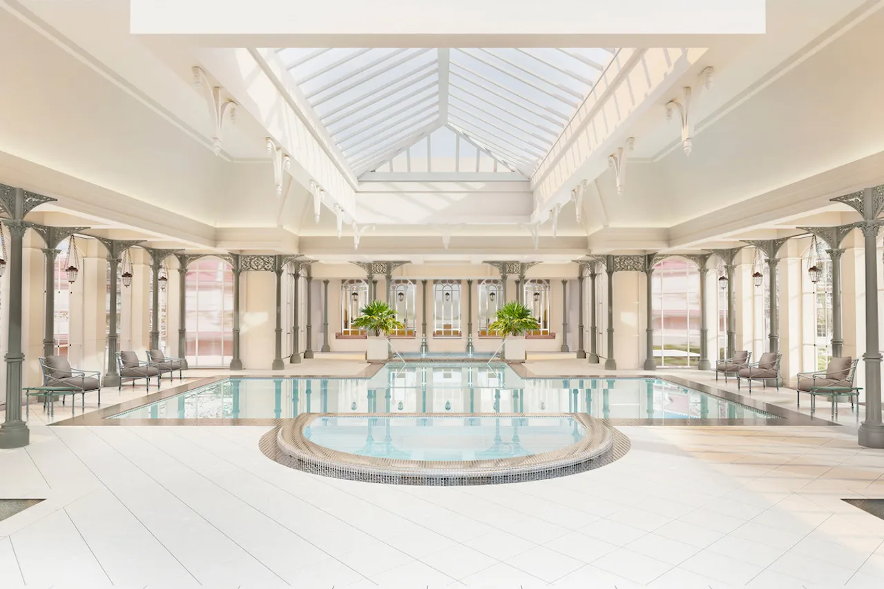 Crystal Pool สระว่ายน้ำในร่มใต้โดมกระจกที่ Disneyland Hotel Paris