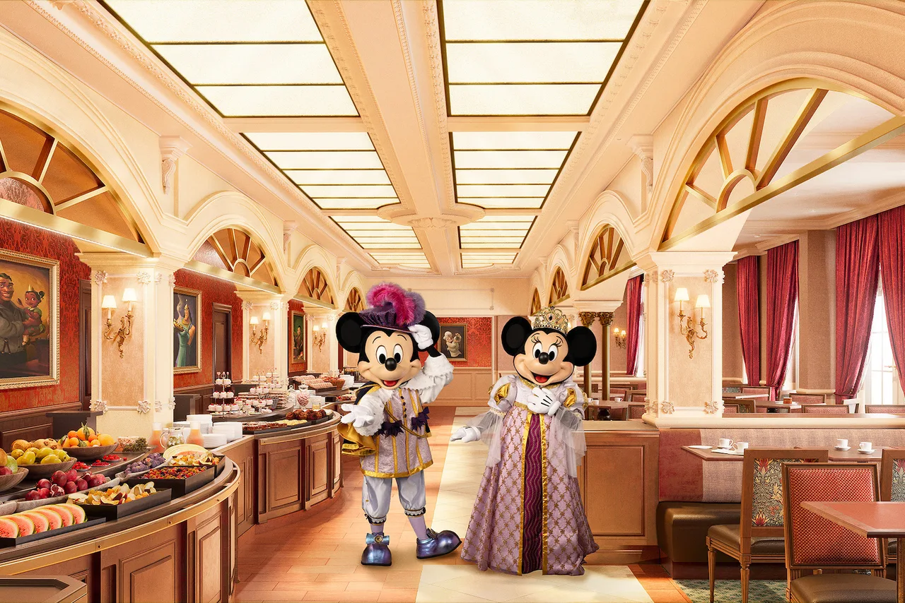 Royal Banquet character dining ที่ Mickey และ Minnie แต่งชุดราชวงศ์