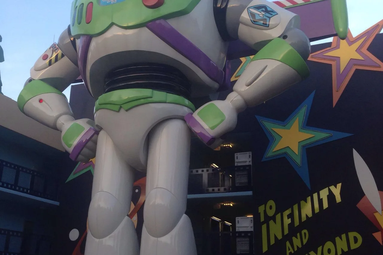 รูปปั้น Buzz Lightyear ยักษ์ที่ All-Star Movies