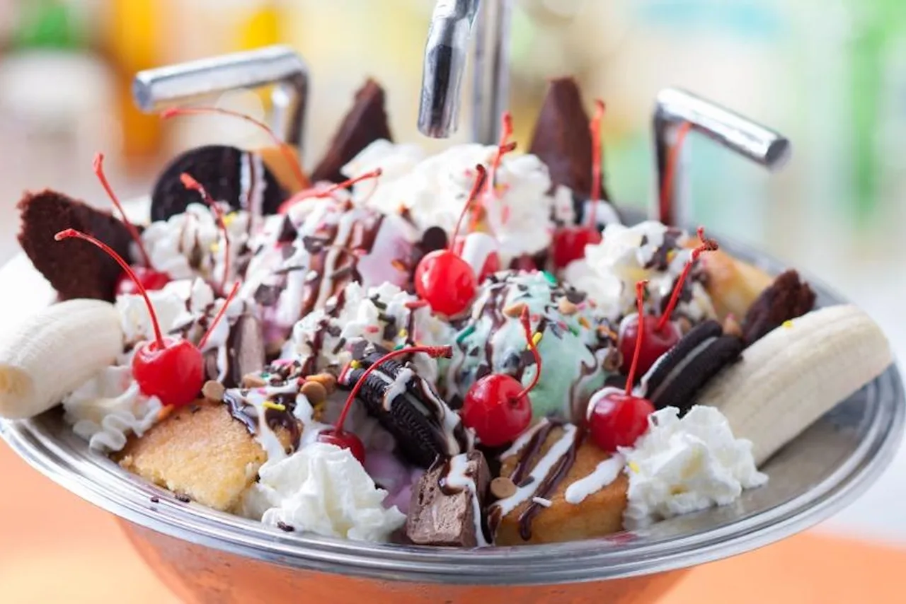 ซันเดยักษ์ Kitchen Sink ที่ Beaches and Cream