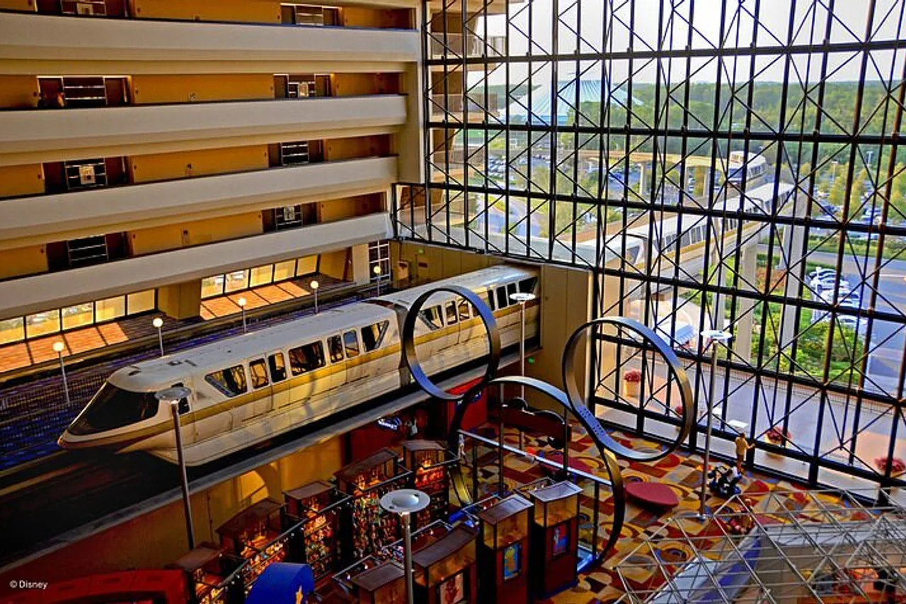 โมโนเรลแล่นผ่านในโถงกลางตึกที่ Contemporary Resort