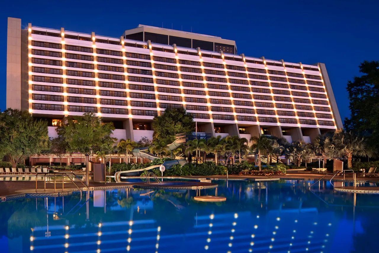 ตึก A-frame และ Feature Pool ยามค่ำที่ Contemporary Resort