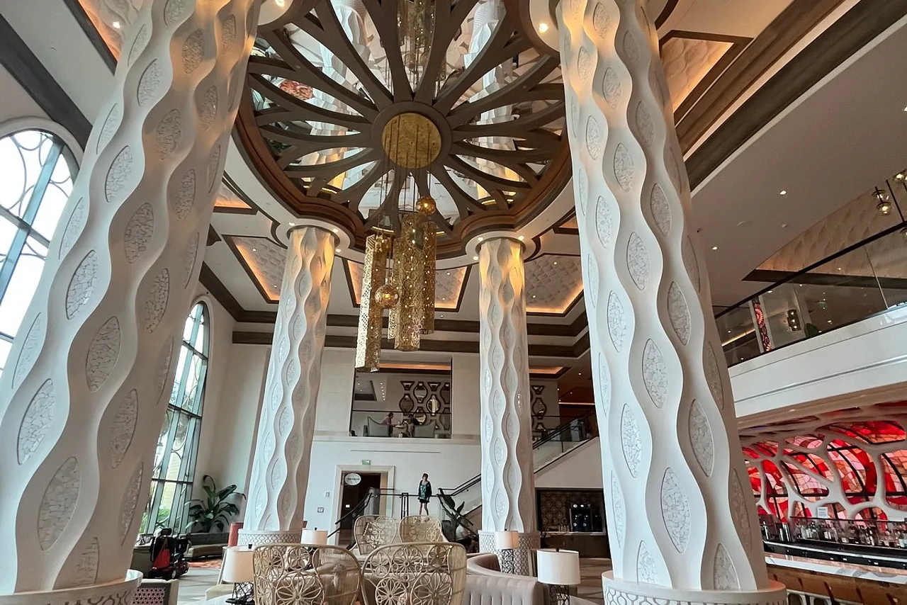 ล็อบบี้โดมสไตล์สเปนโมเดิร์นที่ Gran Destino Tower
