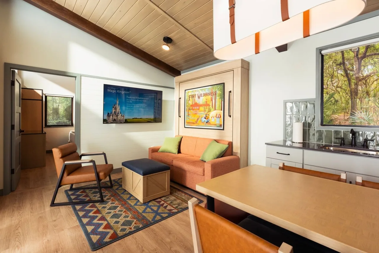 ภายในกระท่อมใหม่มีครัวครบที่ Fort Wilderness Cabins