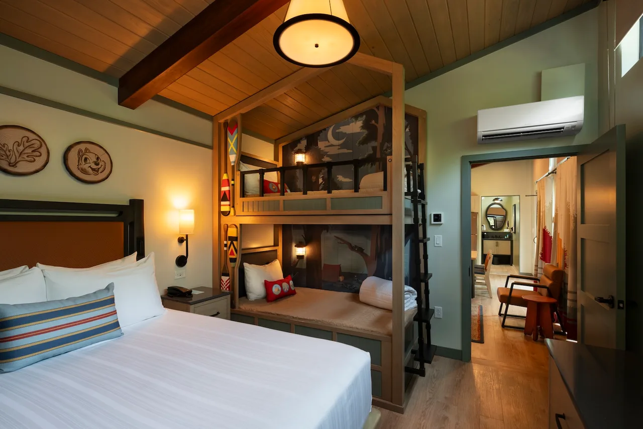 ห้องนอนเตียงสองชั้นธีมแคมป์ที่ Fort Wilderness Cabins