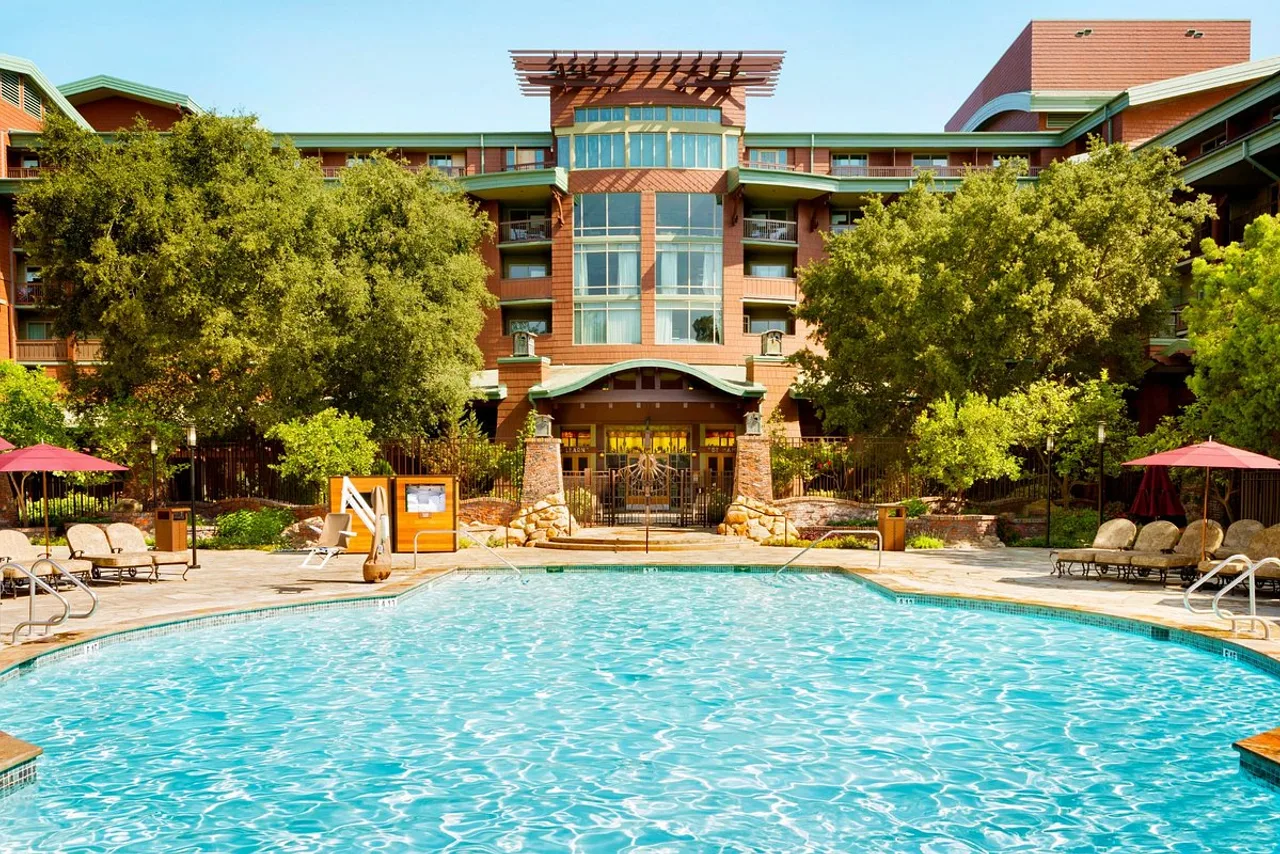 สระว่ายน้ำกับอาคาร Craftsman ที่ Grand Californian