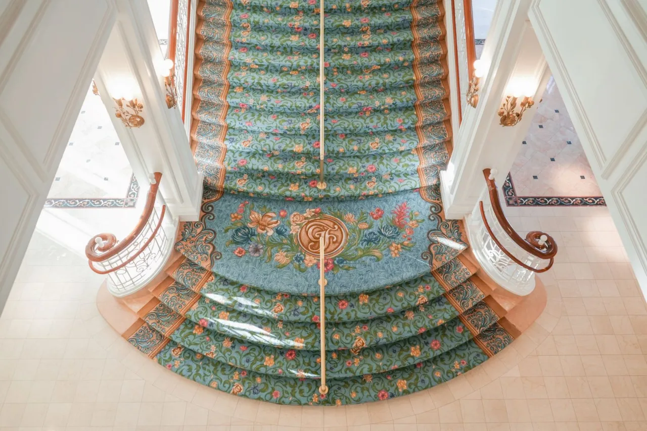 บันไดใหญ่และภาพจิตรกรรมดอกไม้ที่ล็อบบี้ Grand Floridian