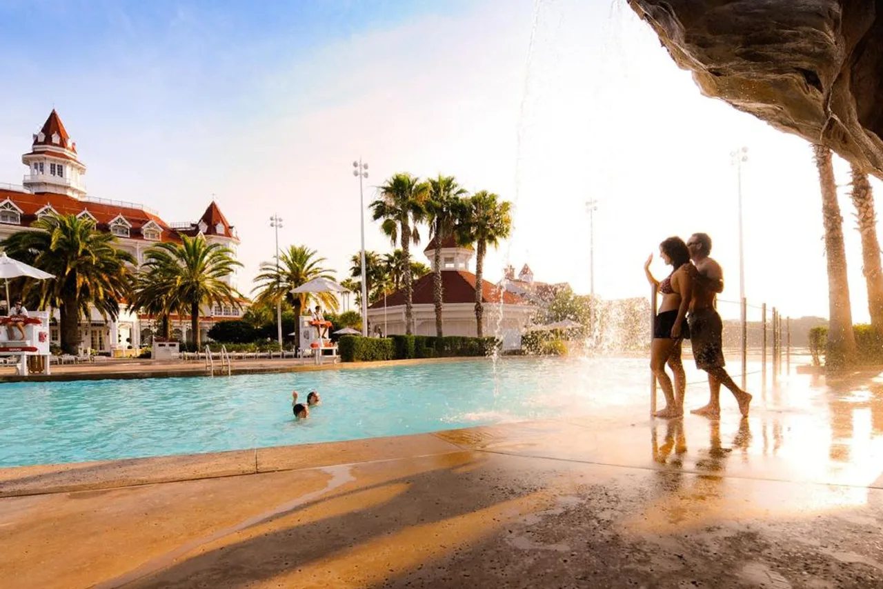 Beach Pool ริมอาคารวิกตอเรียนที่ Grand Floridian