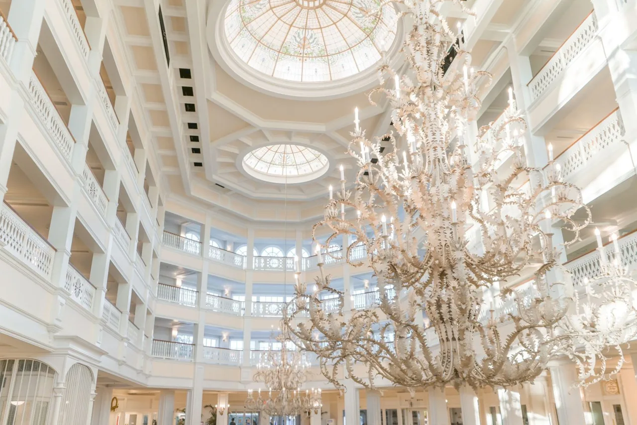 โถงโดมห้าชั้นและโคมระย้าที่ล็อบบี้ Grand Floridian