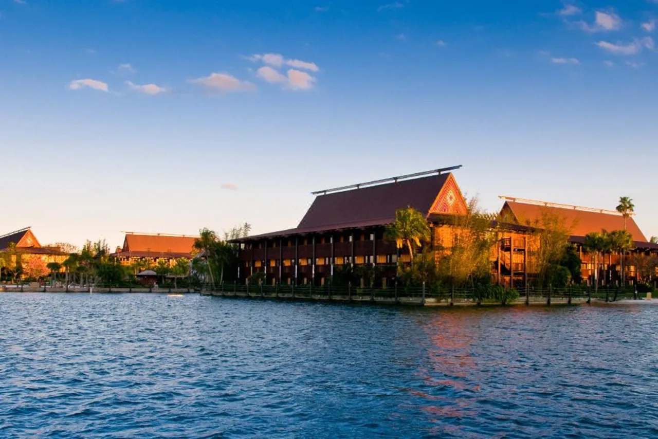 อาคารโพลินีเชียนริม Seven Seas Lagoon ยามพระอาทิตย์ตก