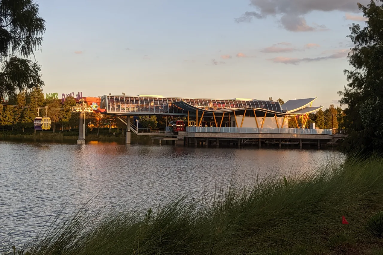 สถานี Disney Skyliner ริมทะเลสาบที่ Pop Century