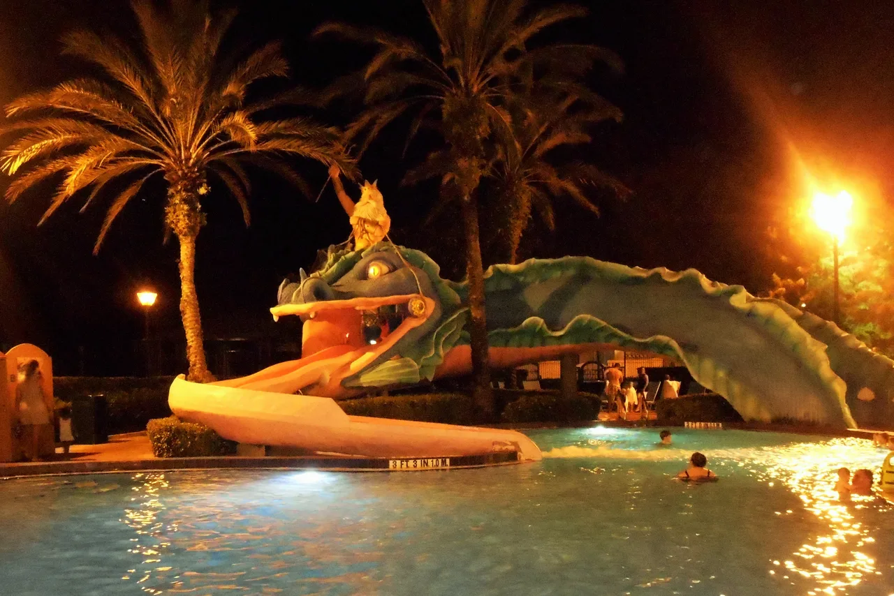 สระงูทะเล Doubloon Lagoon ยามค่ำที่ Port Orleans French Quarter