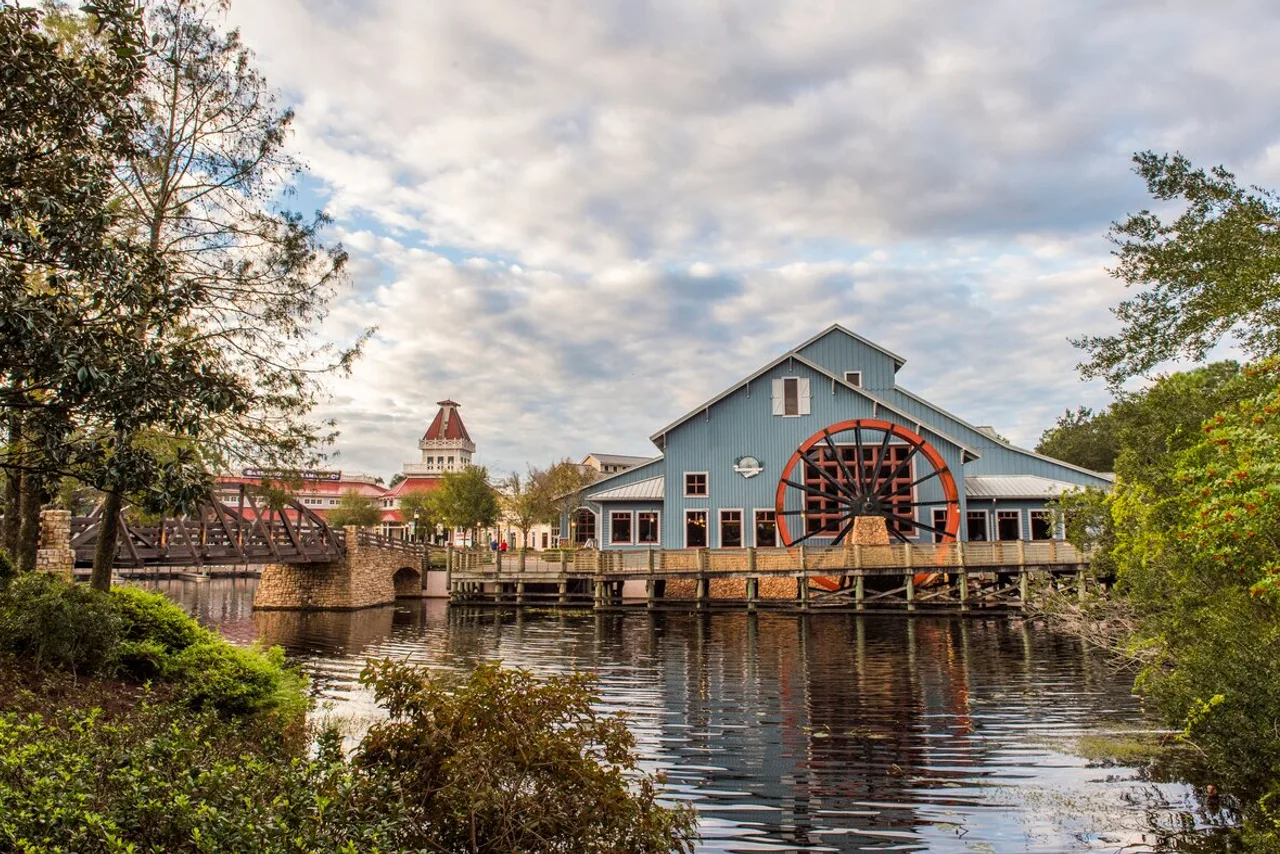 โรงเลื่อยกังหันน้ำริมแม่น้ำ Sassagoula ที่ Port Orleans Riverside