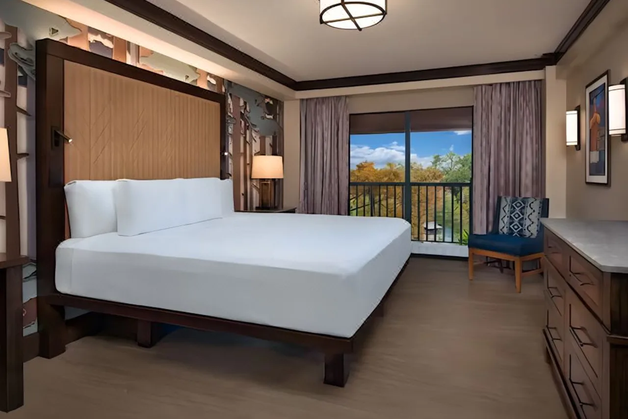 ห้องพักโทนไม้หัวเตียงแกะสลักที่ Wilderness Lodge