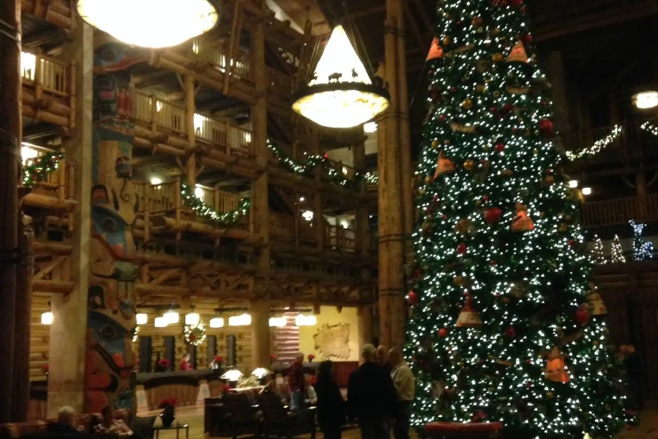 ล็อบบี้ไม้ซุงสูงหลายชั้นที่ Wilderness Lodge
