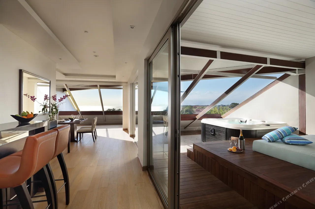 Double-Six Luxury Hotel Seminyak — rooms and atmosphere