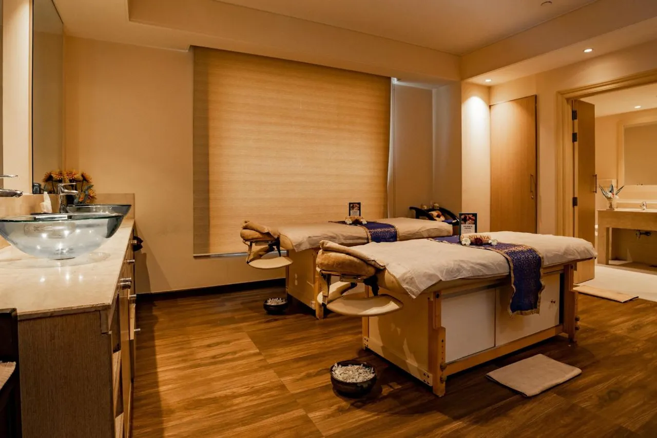 DoubleTree by Hilton Agra — rooms and atmosphere