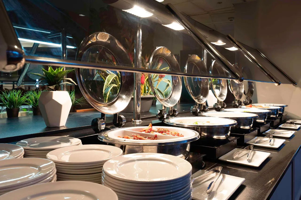 DoubleTree by Hilton Cairns — rooms and atmosphere