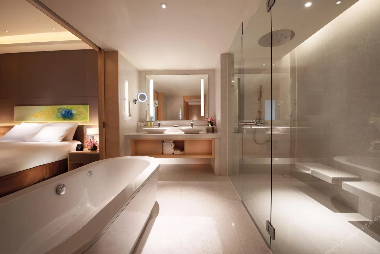DoubleTree by Hilton Johor Bahru — rooms and atmosphere
