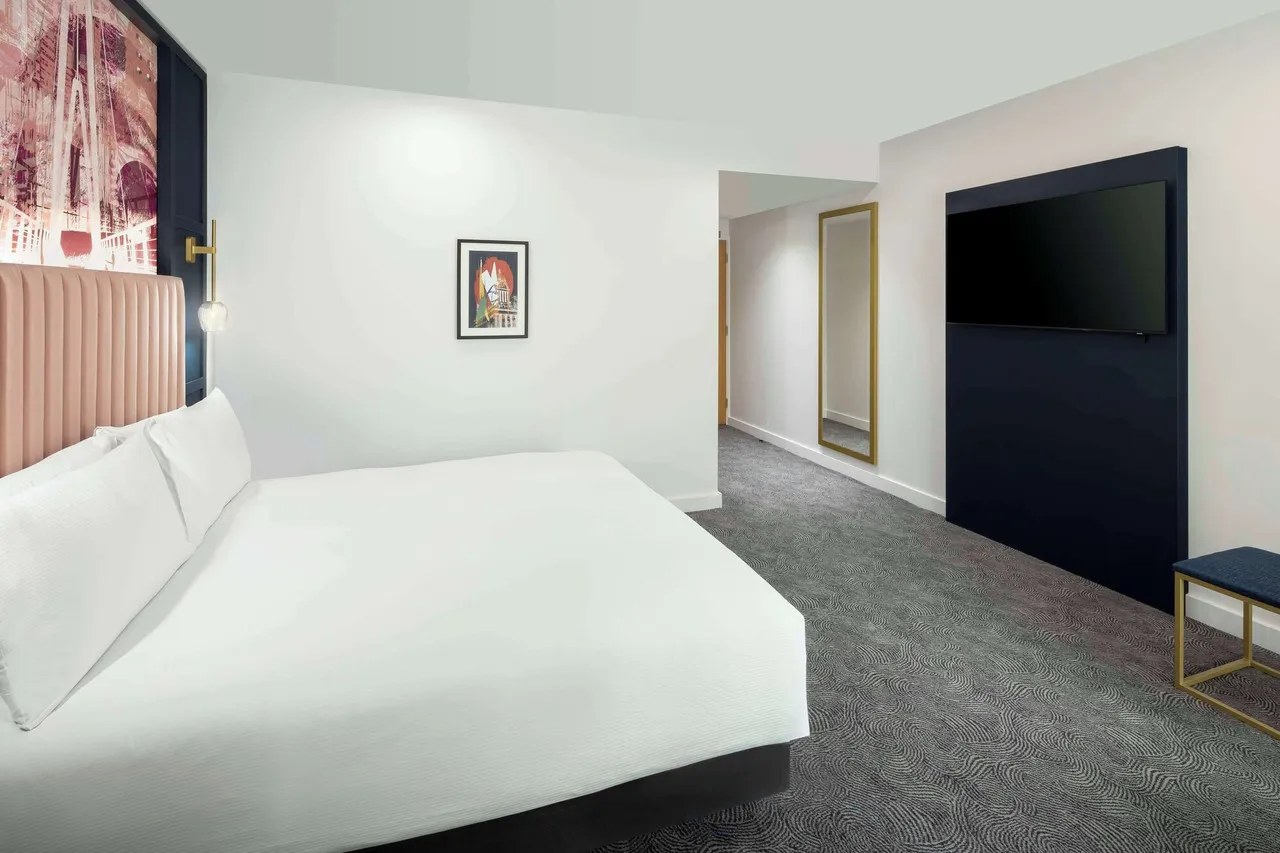 DoubleTree by Hilton Leeds — rooms and atmosphere