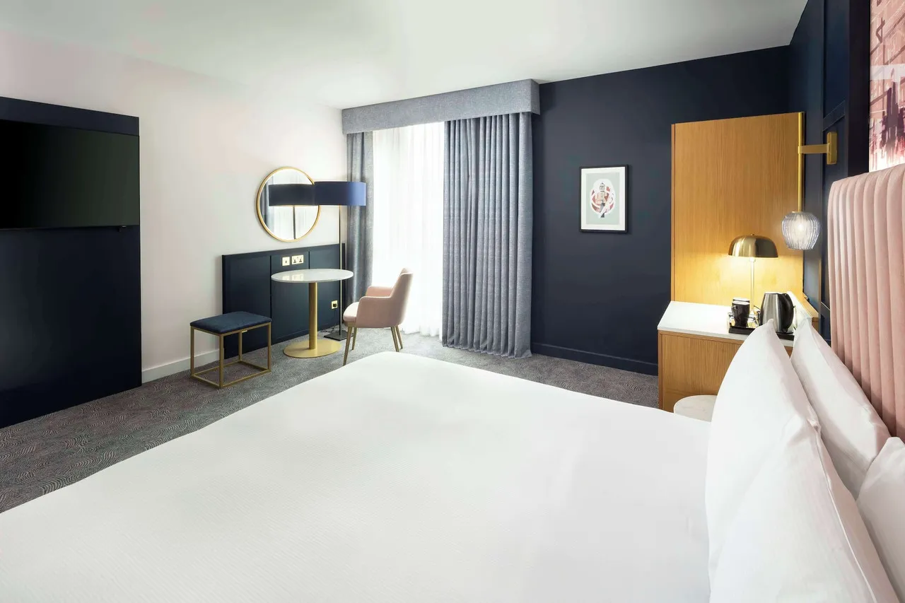 DoubleTree by Hilton Leeds — rooms and atmosphere