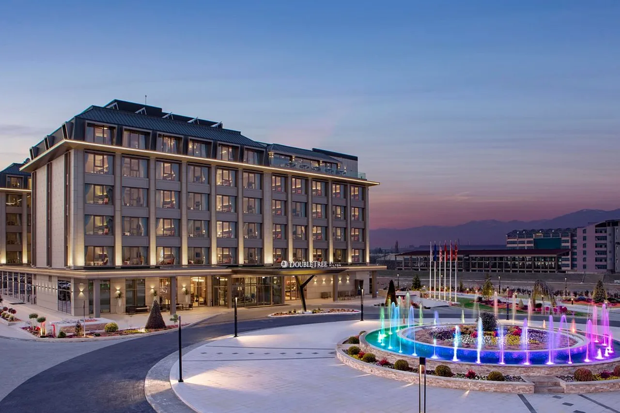 DoubleTree by Hilton Skopje — ภาพห้องพักและบรรยากาศ
