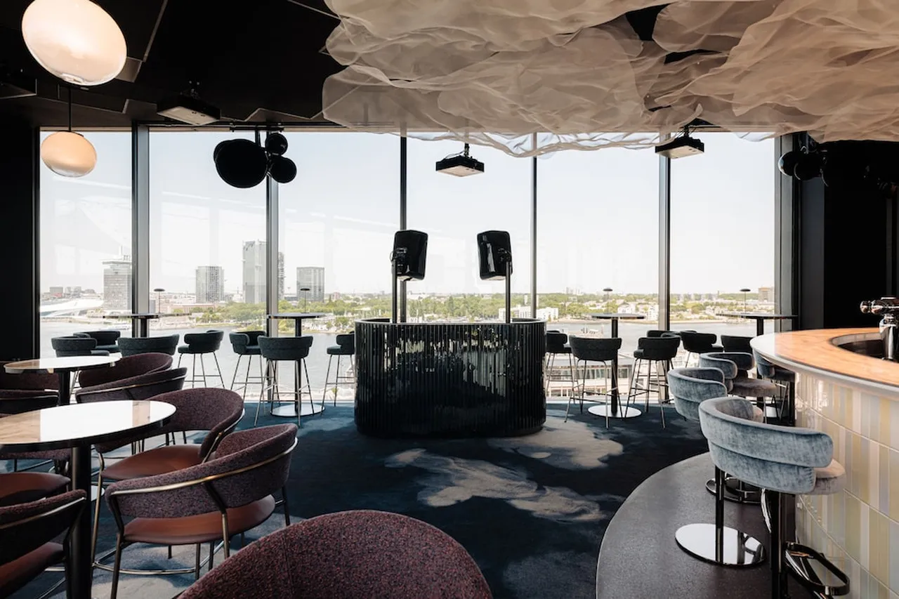 DoubleTree by Hilton Amsterdam Centraal Station — rooms and atmosphere