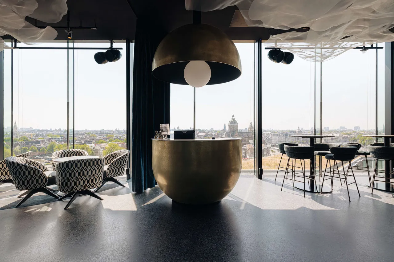 DoubleTree by Hilton Amsterdam Centraal Station — rooms and atmosphere