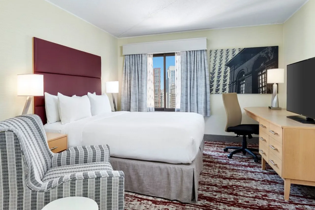 DoubleTree by Hilton Philadelphia Center City — rooms and atmosphere