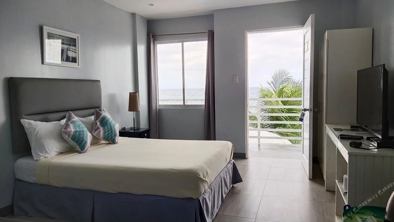 Down South 118 Beach Resort — rooms and atmosphere