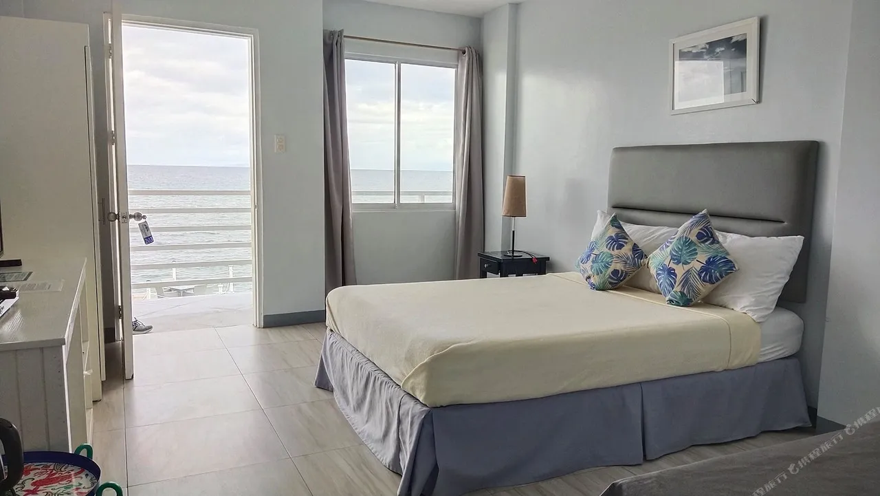 Down South 118 Beach Resort — rooms and atmosphere