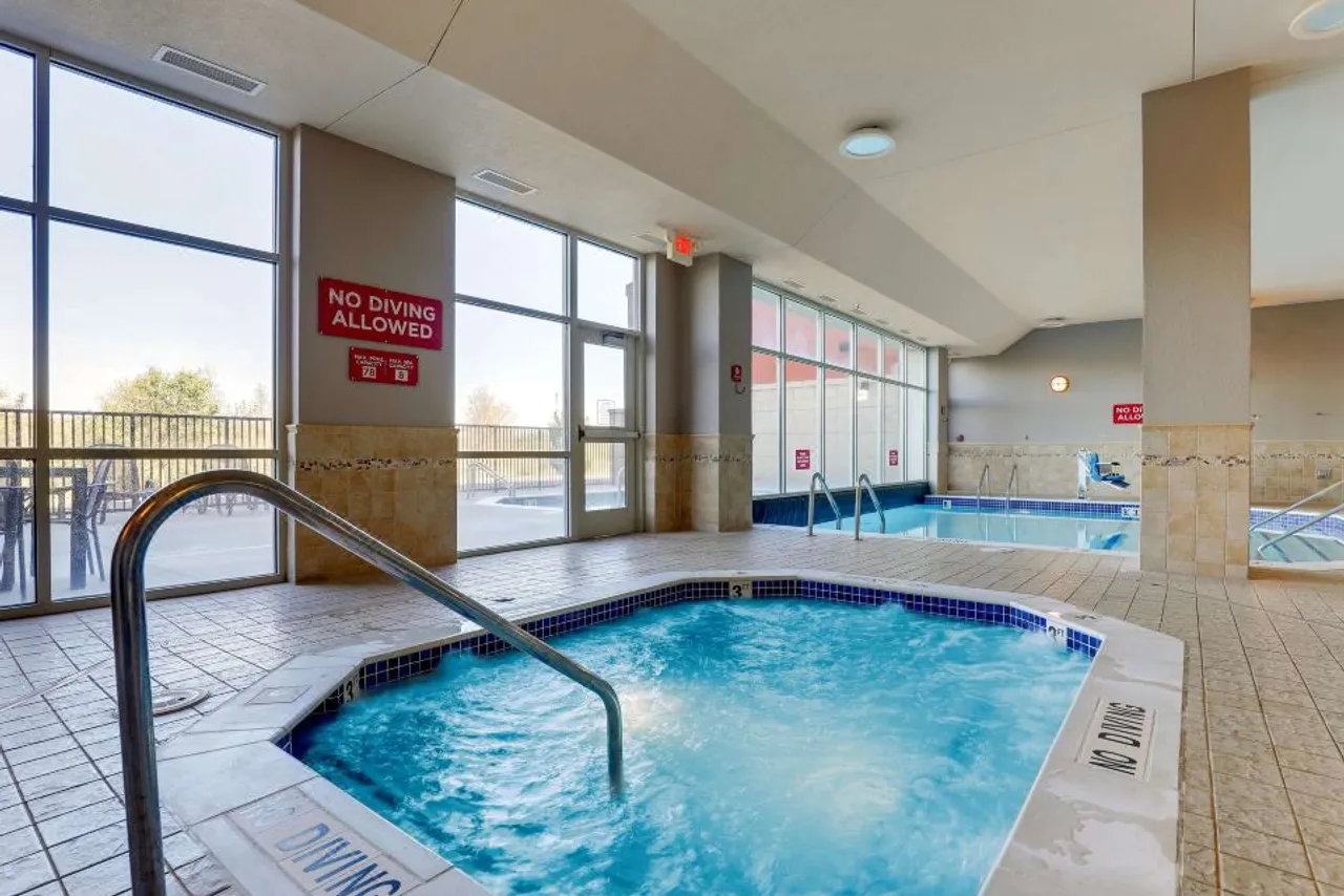 Drury Inn & Suites Kansas City Independence — ภาพห้องพักและบรรยากาศ