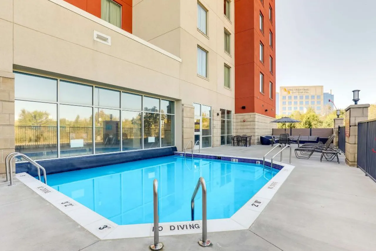 Drury Inn & Suites Kansas City Independence — ภาพห้องพักและบรรยากาศ