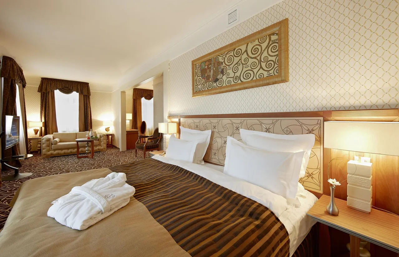 Dvor Podznoeva Glavniy Korpus — rooms and atmosphere