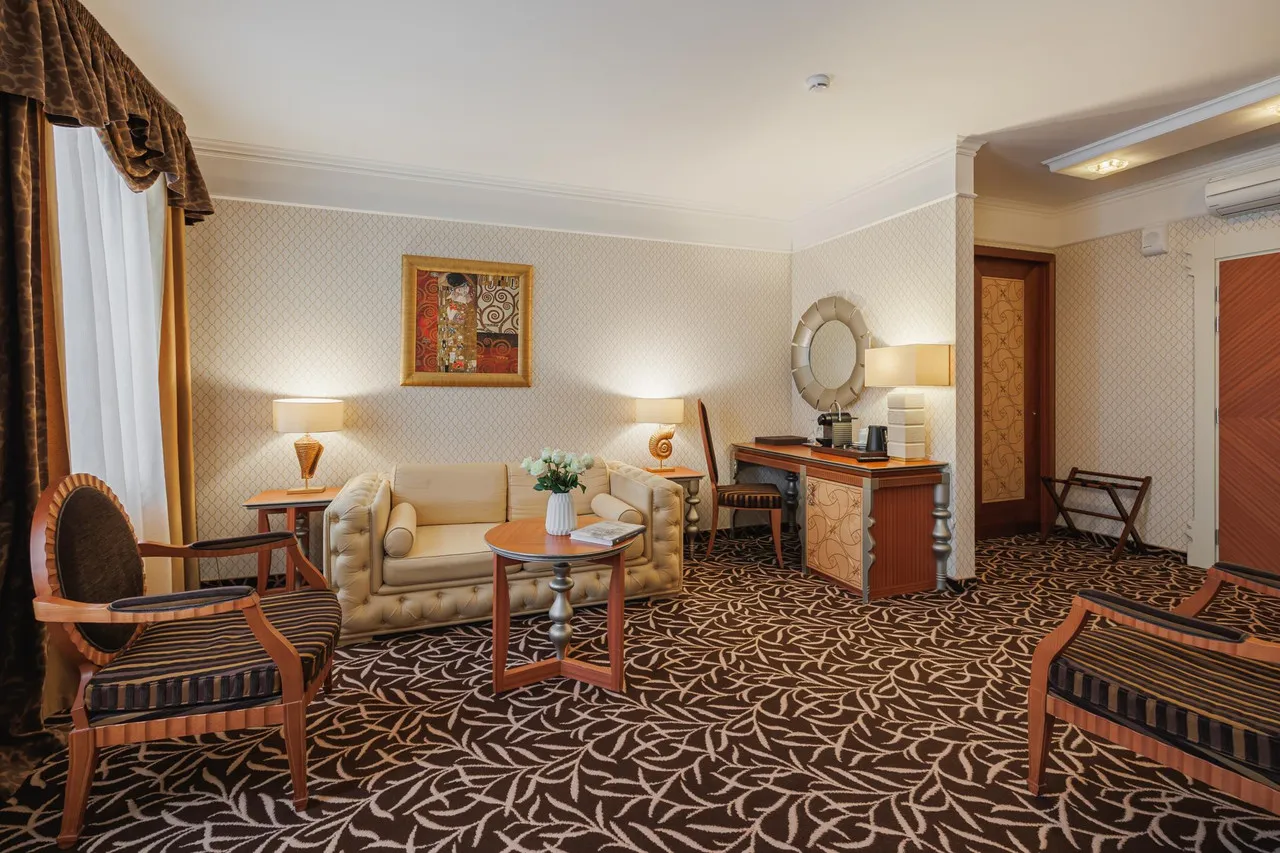 Dvor Podznoeva Glavniy Korpus — rooms and atmosphere