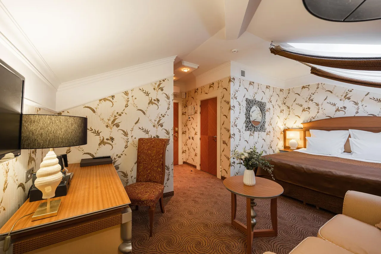 Dvor Podznoeva Glavniy Korpus — rooms and atmosphere