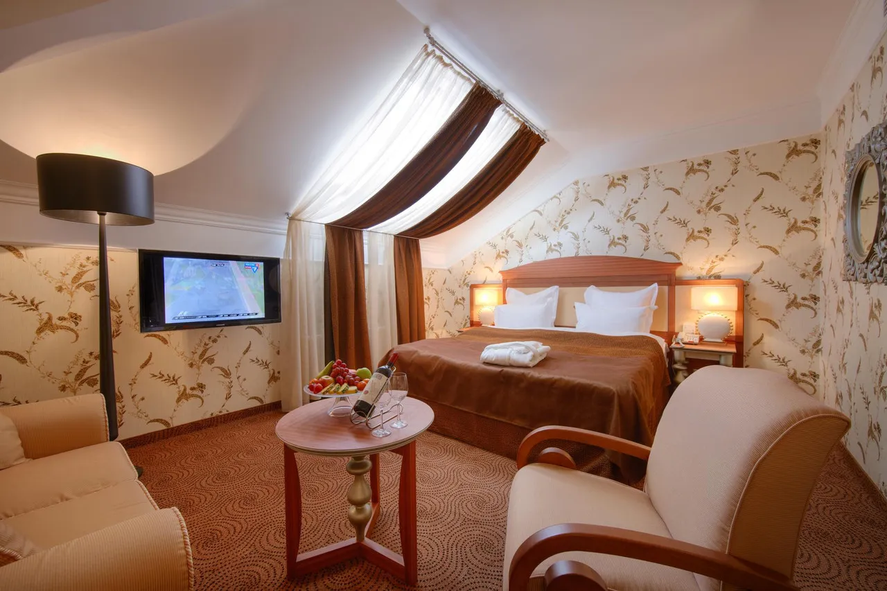 Dvor Podznoeva Glavniy Korpus — rooms and atmosphere