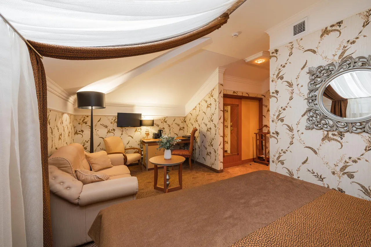 Dvor Podznoeva Glavniy Korpus — rooms and atmosphere