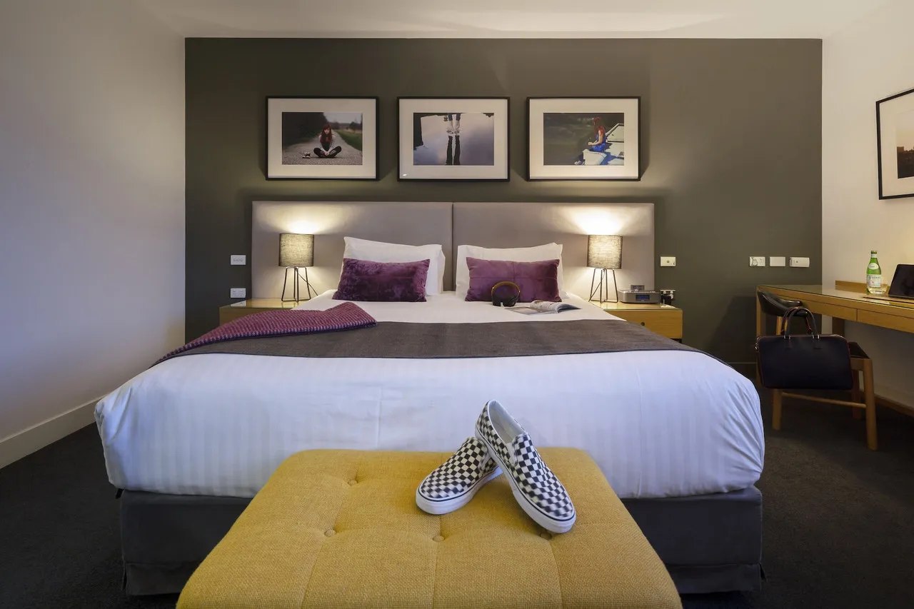 East Hotel and Apartments — rooms and atmosphere