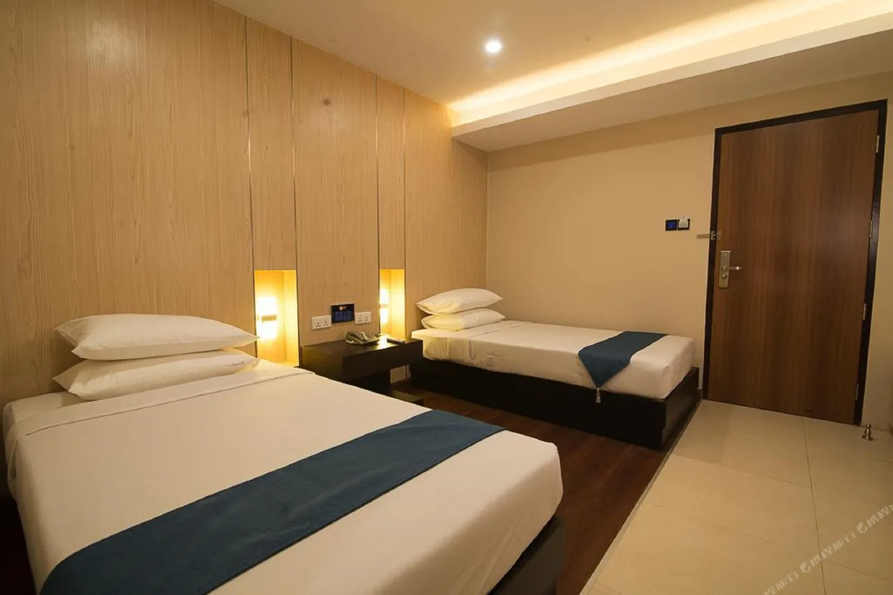 East Hotel Yangon — rooms and atmosphere