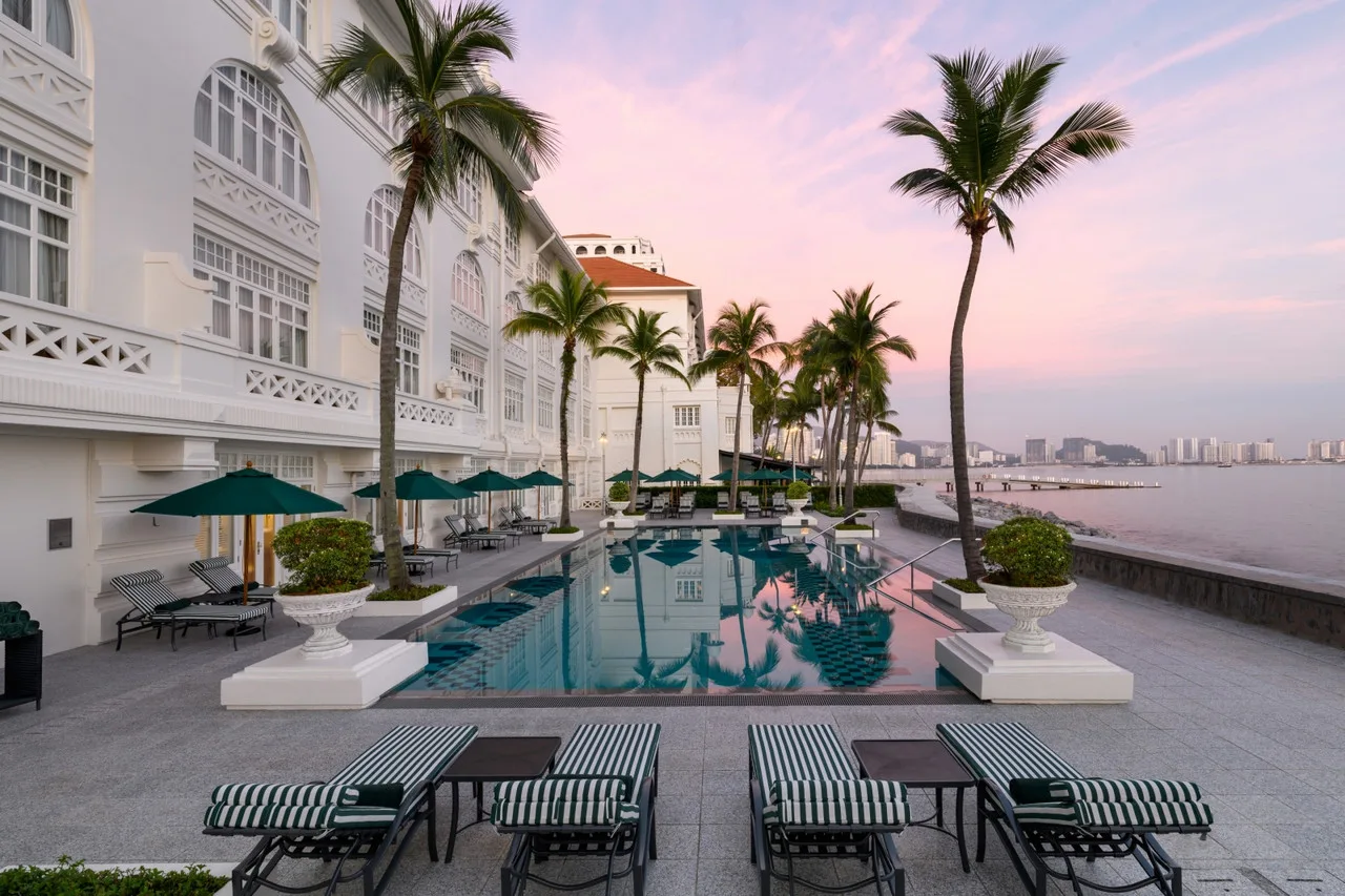 Eastern & Oriental Hotel — rooms and atmosphere