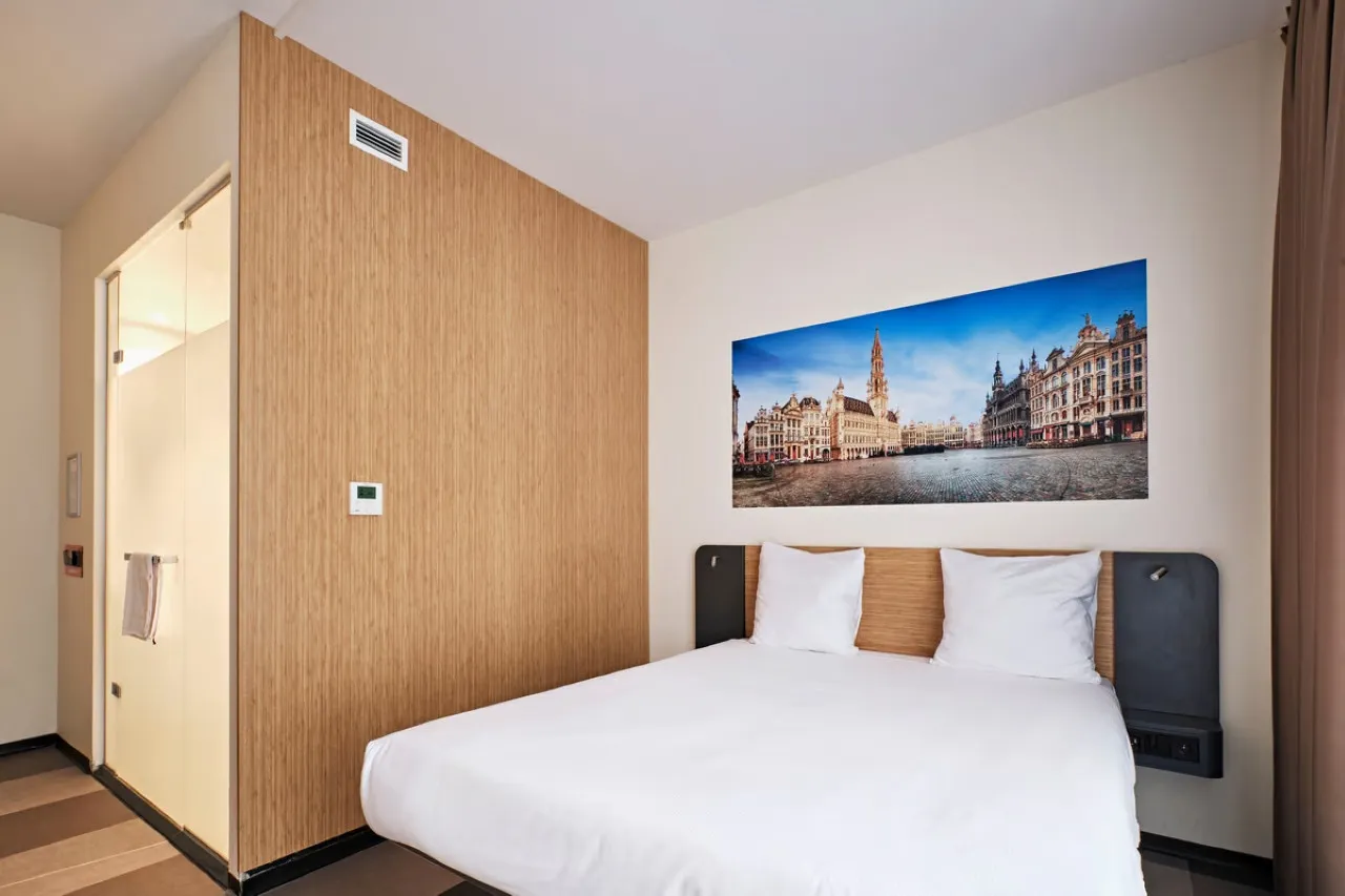 easyHotel Brussels City Centre — rooms and atmosphere