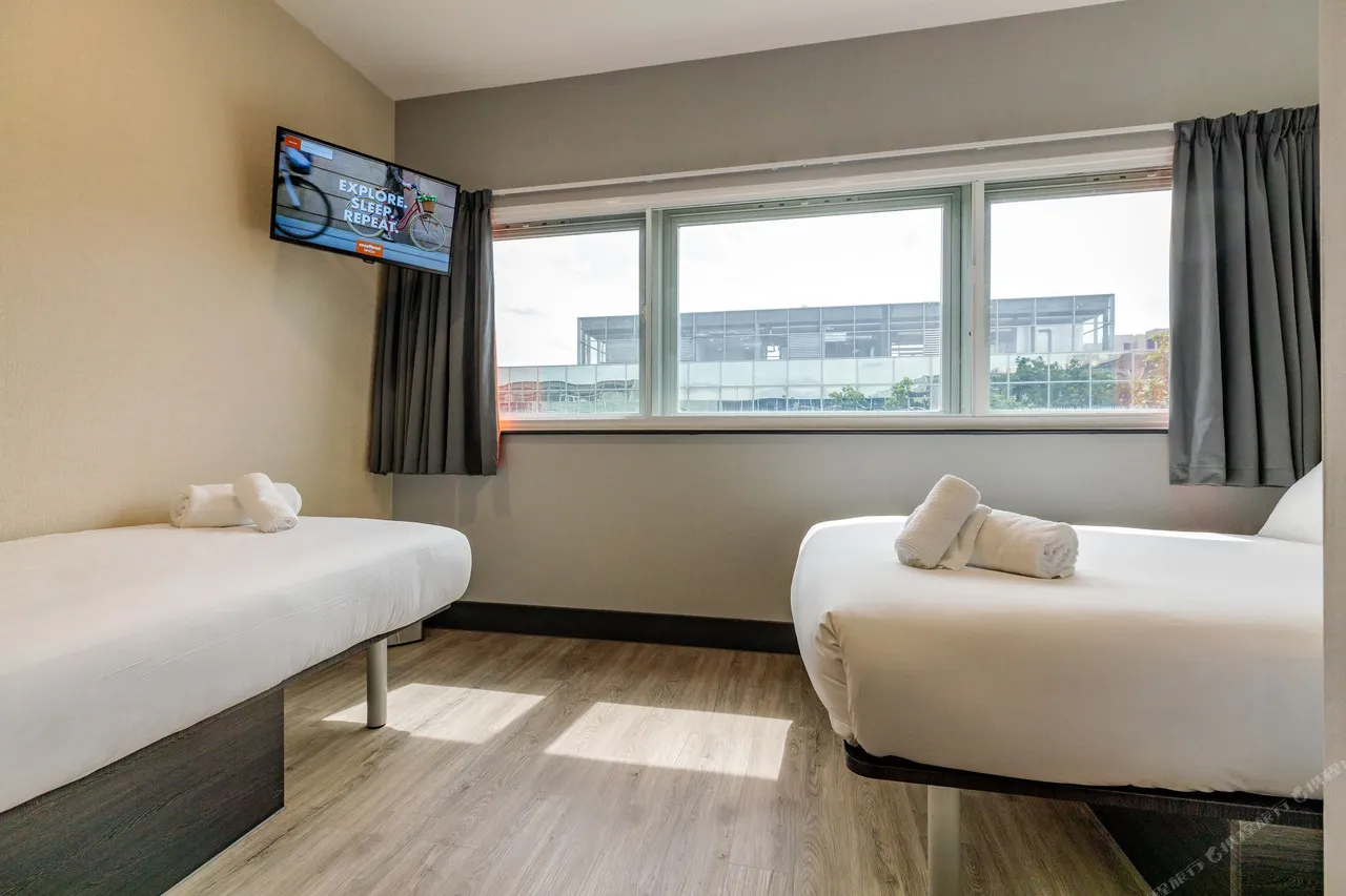 easyHotel Leeds — rooms and atmosphere
