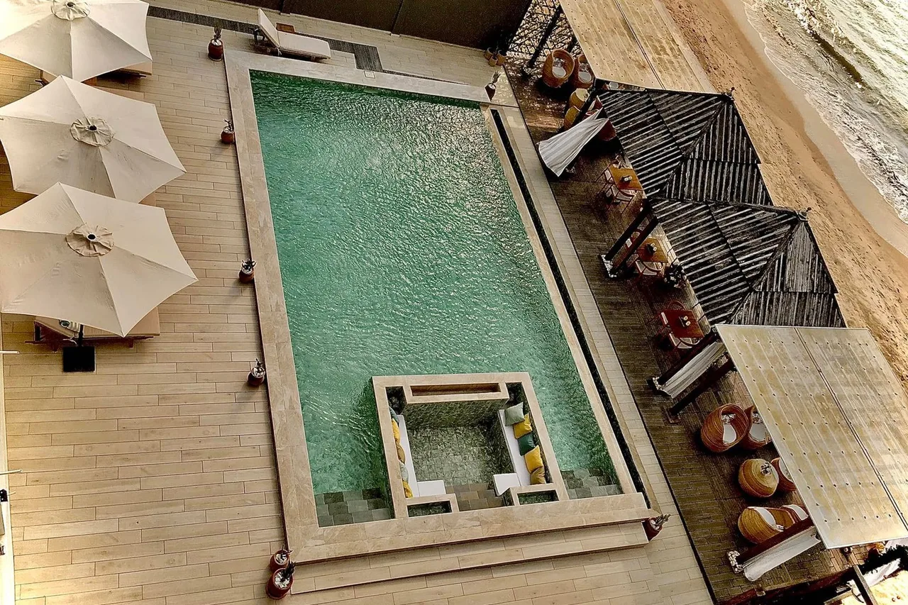Eden Breeze Inn — คริบี