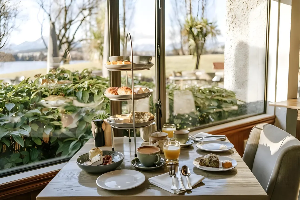 Edgewater Hotel Wanaka — rooms and atmosphere