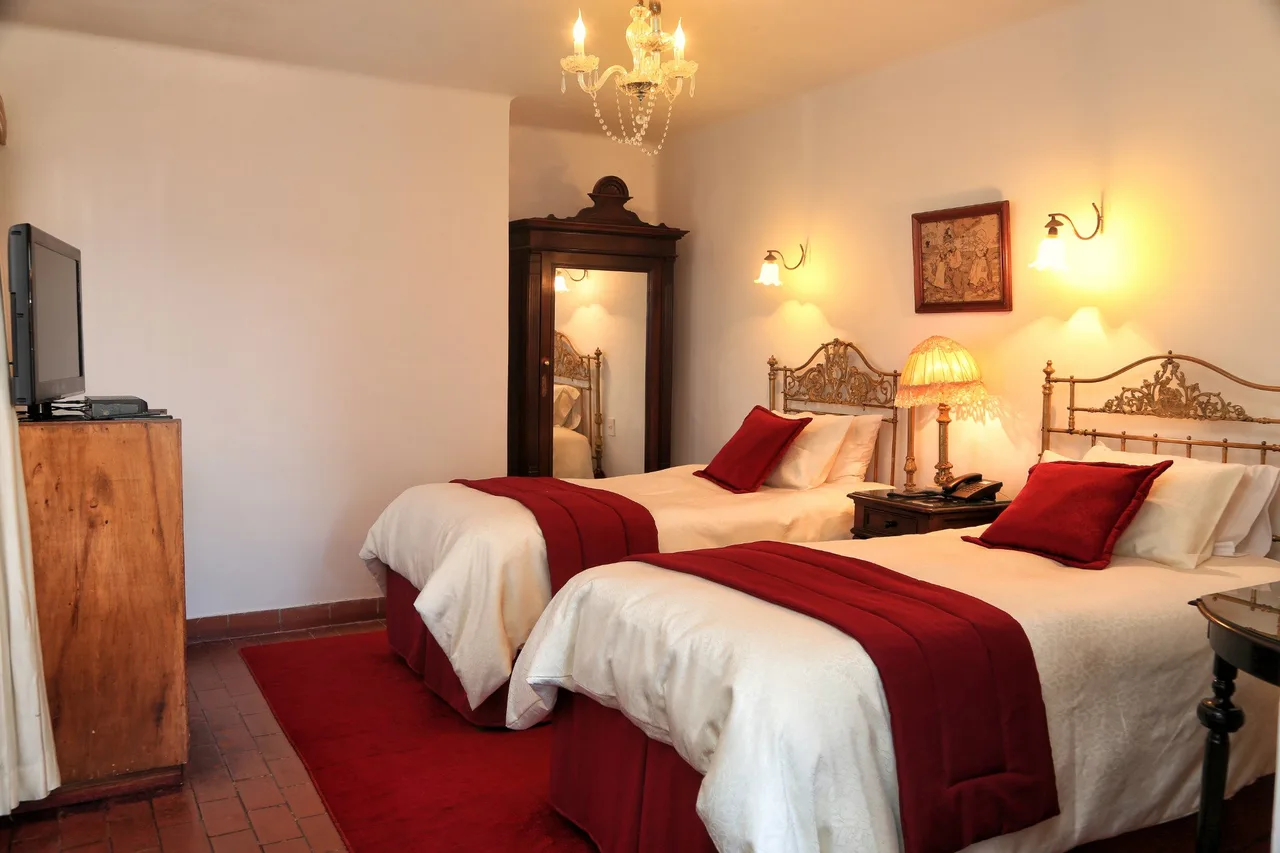 El Hotel de Su Merced — ภาพห้องพักและบรรยากาศ