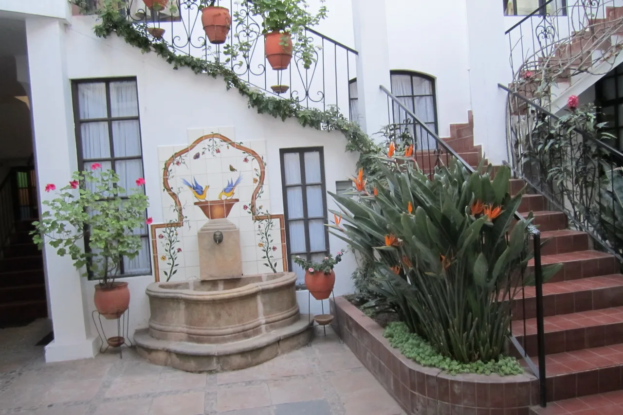 El Hotel de Su Merced — ภาพห้องพักและบรรยากาศ